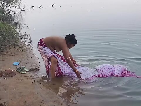 Indian village wifey bathing in the sea